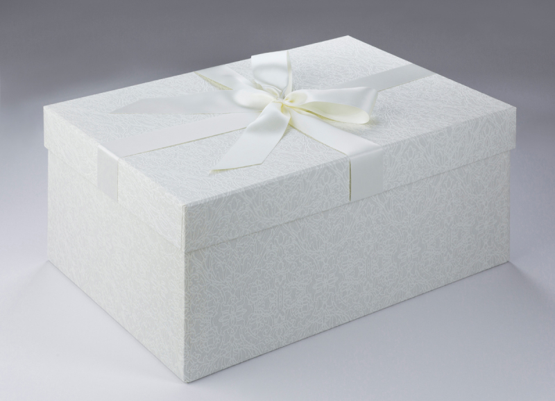 Die BrautkleidboxWhite Labyrinth passt wunderbar zu jedem Hochzeitskleid.